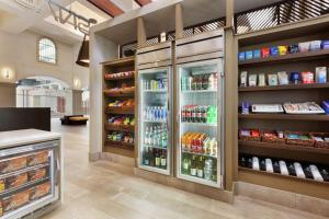 米尔皮塔斯Embassy Suites by Hilton Milpitas Silicon Valley的一间储存着许多食物的冰箱的商店