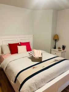 鲍威尔里弗Four Seasons Private Villa的一间卧室配有一张带红色枕头的大床
