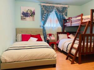 鲍威尔里弗Four Seasons Private Villa的一间卧室设有两张双层床和一扇窗户。
