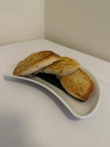 葛特纳格林盖博尔斯酒店的桌子上盘子里的两块面包