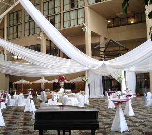 圣保罗圣保罗市中心希尔顿逸林酒店的宴会厅配有白色桌子和白色窗帘