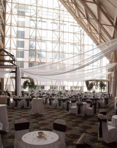 圣保罗圣保罗市中心希尔顿逸林酒店的一个带白色桌椅的大型宴会厅
