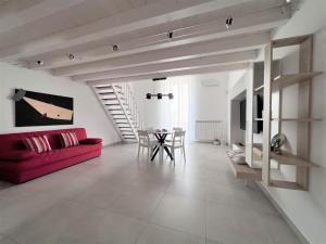 特拉尼TornaRé的客厅配有红色的沙发和桌子
