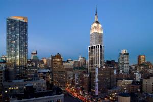 纽约纽约/曼哈顿切尔西希尔顿花园酒店的城市天际线的景色,高耸的摩天大楼