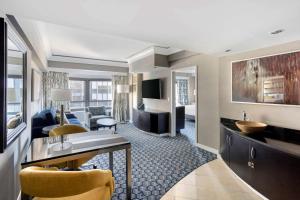 纽约纽约希尔顿俱乐部酒店的大型酒店客房,设有起居室