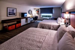 史泰登岛史泰登岛汉普顿套房酒店的酒店客房配有两张床和一张书桌