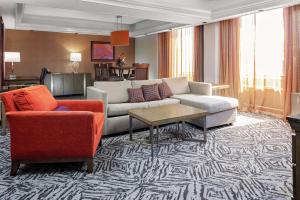 奥马哈奥马哈市中心希尔顿逸林酒店及商务会议中心的客厅配有沙发和两把椅子