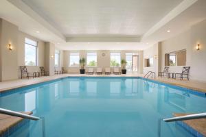 俄克拉何马城俄克拉荷马城市中心/医疗中心希尔顿合博套房酒店的蓝色的游泳池,位于酒店客房内