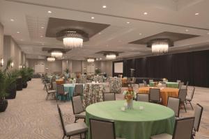 俄克拉何马城俄克拉荷马城市中心/医疗中心希尔顿合博套房酒店的宴会厅配有桌椅和吊灯