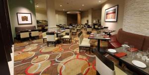 安大略安大略省大使馆套房酒店 - 机场的餐厅内带桌椅的用餐室