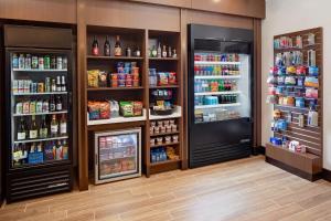 尔湾欧文斯北克特姆逸林酒店的一间杂货店,内设2台冰箱和1台冰箱