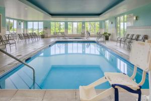 奥马哈西奥马哈希尔顿花园酒店的一座带椅子的酒店游泳池