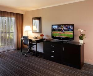 克莱蒙特克莱尔蒙特希尔顿逸林酒店的酒店客房设有电视和带电脑的书桌