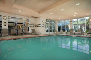 纽波特纽斯纽波特纽斯希尔顿花园酒店的一座配有桌椅的酒店游泳池
