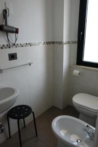 贝拉里亚-伊贾马里纳Vinsea Hotel的白色的浴室设有水槽和卫生间。