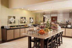 奥兰多奥兰多机场希尔顿花园酒店的厨房配有带水果的桌子