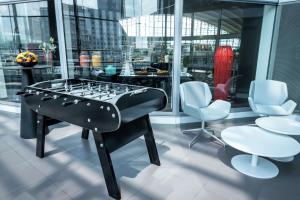 皮托希尔顿巴黎德芬斯酒店的桌上足球,房间配有两把椅子和一张桌子