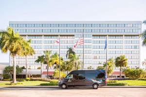 西棕榈滩Hilton Palm Beach PBI的停在大楼前的货车