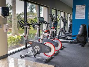 西棕榈滩Hilton Palm Beach PBI的在健身房里一排健身自行车