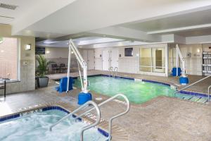 汉普顿汉普顿中央体育馆希尔顿花园酒店的蓝色水的酒店的大型游泳池