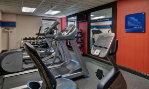 纽波特纽斯Hampton Inn Newport News-Yorktown的健身房设有跑步机和椭圆机