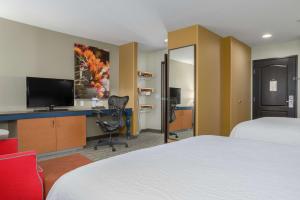 凤凰城菲尼克斯机场希尔顿花园旅馆的酒店客房设有两张床和一张书桌及电视