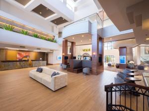 凤凰城凤凰机场希尔顿酒店的医院的大厅,里面设有一张沙发和桌子