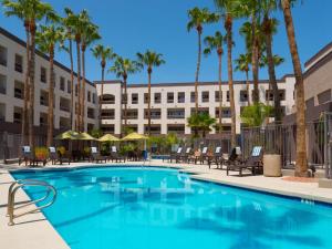 凤凰城凤凰机场希尔顿酒店的棕榈树酒店游泳池的形象