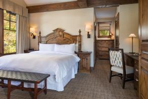 帕克城傲途格精选酒店帕克城的一间卧室配有一张大床和一张桌子及椅子