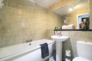格拉斯哥2 Bedroom Apartment at SECC Hydro FREE PARKING的带浴缸、盥洗盆和卫生间的浴室
