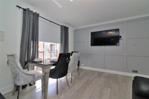 格拉斯哥2 Bedroom Apartment at SECC Hydro FREE PARKING的一间带桌椅和电视的用餐室