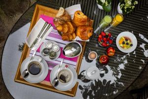 巴黎维拉玛当酒店 的一张桌子,上面放着糕点和咖啡