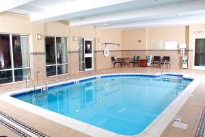 萨福克切萨皮克/萨福克希尔顿花园酒店的酒店的大型游泳池