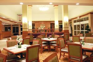 萨福克切萨皮克/萨福克希尔顿花园酒店的一间在房间内配有桌椅的餐厅