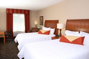 萨福克切萨皮克/萨福克希尔顿花园酒店的酒店客房配有两张床和一张书桌