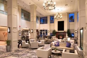 波特兰缅因州波特兰希尔顿合博套房酒店的一个带沙发和椅子的酒店大堂