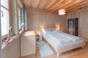 布拉伊埃斯Eco Chalet Olival的卧室配有一张床铺,位于带木墙的房间内