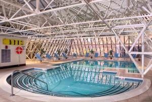 南波特兰波特兰希尔顿逸林酒店的大型建筑中的大型游泳池