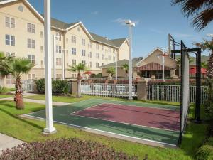 彭萨科拉Homewood Suites by Hilton Pensacola Airport-Cordova Mall Area的大楼前的篮球场