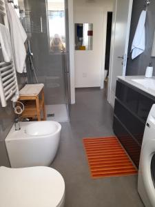 奥里斯塔诺CARPE DIEM的浴室配有卫生间、盥洗盆和淋浴。