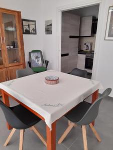 奥里斯塔诺CARPE DIEM的厨房里配有白色的桌椅