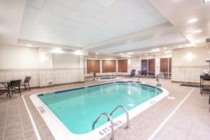 桑兹顿里士满机场希尔顿花园旅馆的游泳池位于酒店带桌椅的客房内