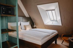 卡珀尔恩Südspeicher的一间卧室设有一张床和一个窗口