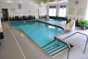 罗切斯特罗切斯特市区希尔顿花园酒店的大楼内一个蓝色的大型游泳池