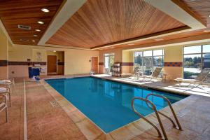 拉特兰汉普顿拉特兰/灵顿酒店的游泳池位于酒店客房内,配有桌椅