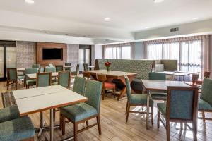 卡尔斯巴德卡尔斯巴德北圣地亚哥县汉普顿酒店的用餐室配有桌椅
