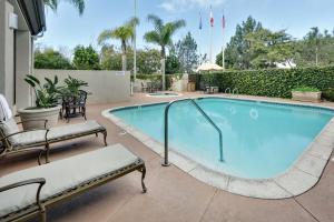 圣地亚哥圣地亚哥德尔马希尔顿花园酒店的周围设有2把椅子的大型游泳池
