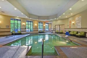 萨凡纳恩柏西萨凡纳机场酒店的在酒店房间的一个大型游泳池