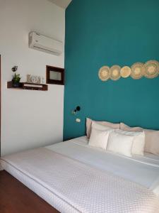 格拉纳达Hotel con Corazón的卧室配有白色床和蓝色墙壁