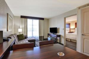 萨凡纳恩柏西萨凡纳机场酒店的酒店客房设有一张沙发和一张床